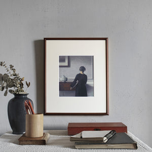 ヴィルヘルム・ハマスホイ 「背を向けた若い女性のいる室内」アートポスター（フレーム付き）絵画・名画［額入り］0