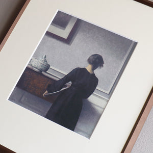 ヴィルヘルム・ハマスホイ 「背を向けた若い女性のいる室内」アートポスター（フレーム付き）絵画・名画［額入り］2