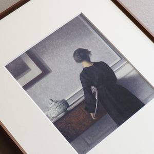ヴィルヘルム・ハマスホイ 「背を向けた若い女性のいる室内」アートポスター（フレーム付き）絵画・名画［額入り］3