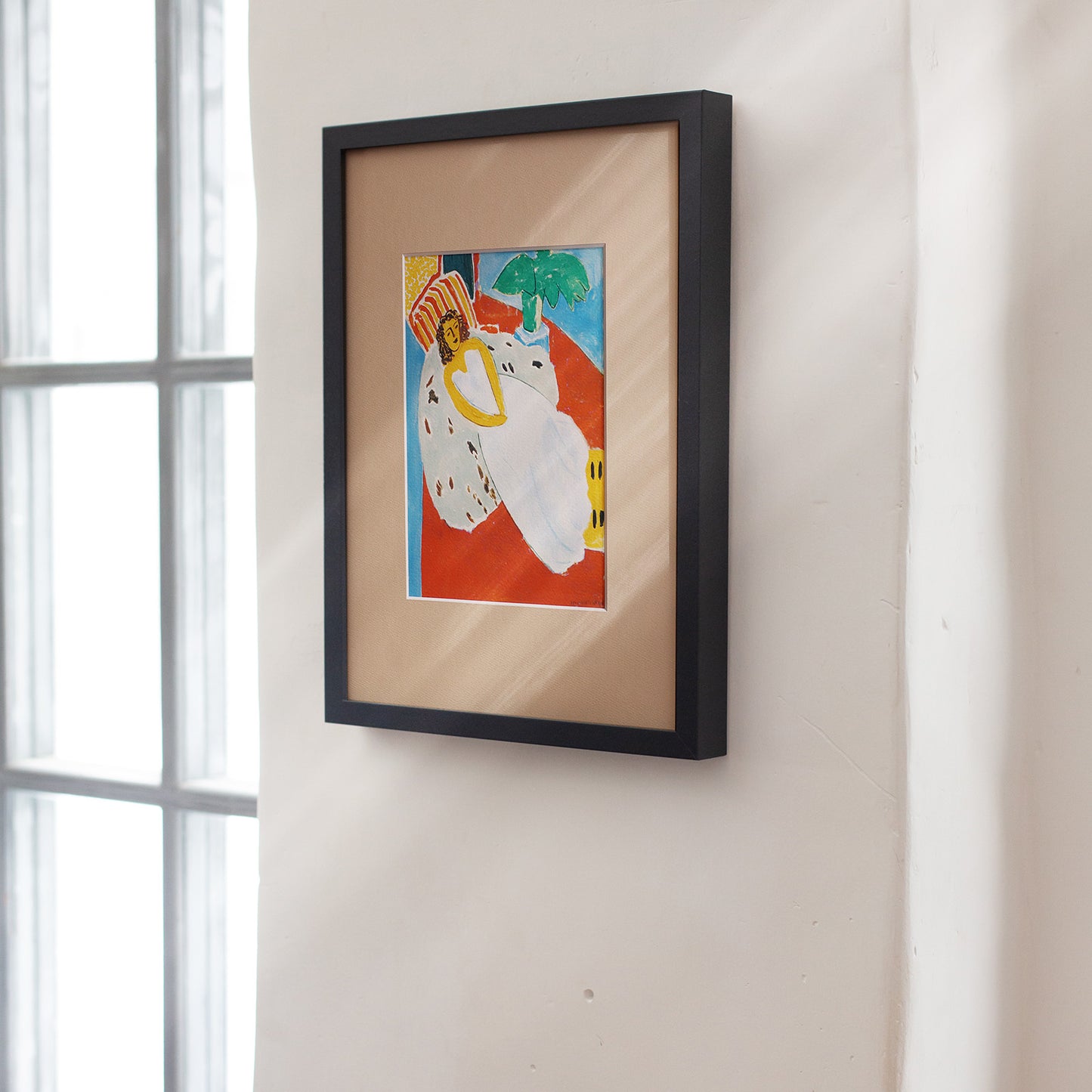 アンリ・マティス 「白い服を着た若い女、赤い背景」アートポスター（フレーム付き） / Henri Matisse “June fille en blanc, found rouge” Art Frame